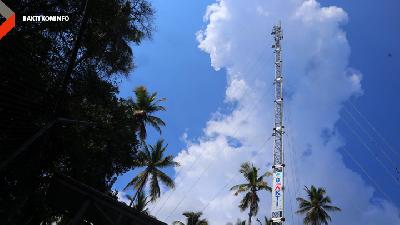 Base Transceiver Station (BTS) Universal Service Obligation (USO) BAKTI Aksi (Akes Internet) Kominfo di Desa Waworope, Kecamatan Wawonii Utara, Kabupaten Konawe Kepulauan, Sulawesi Tenggara. (TEMPO/Lourentius EP)