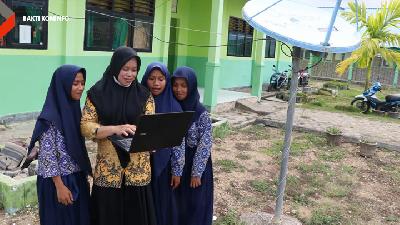 Siswa dan guru saat istirahat menggunakan akses internet dari BAKTI Kominfo di SMP Negeri 1 Wawonii Utara, Kabupaten Konawe Kepulauan, Sulawesi Tenggara. (TEMPO/Lourentius EP).