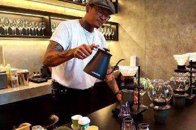 Barista dan training manager and brand ambassador Expat  Roasters Coffee, Yande, menyajikan kopi Jozo dengan alat V60 di Expat Roasters Coffee, Jakarta, 30 November 2023. TEMPO/Jihan Ristiyanti