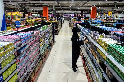 Pekerja menata makanan dan minuman di salah satu pusat perbelanjaan di Jakarta. TEMPO/Tony Hartawan