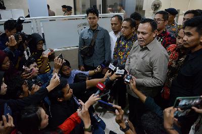 Ketua KPK nonaktif Firli Bahuri memberikan keterangan usai menjalani pemeriksaan di Bareskrim Mabes Polri, Jakarta, 1 Desember 2023. TEMPO/ Febri Angga Palguna