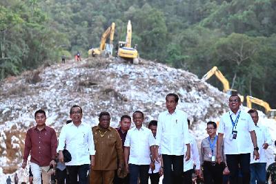Presiden Joko Widodo dalam groundbreaking Proyek Strategis Nasional (PSN) Kawasan Industri Pupuk Fakfak di Kabupaten Fakfak, Provinsi Papua Barat, 23 November 2023. BPMI Setpres/Kris