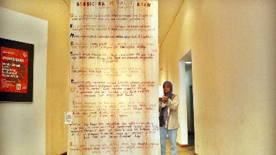 Manifesto karya Lusiana Limono di Goethe, Jakarta, 30 November 2023. Tempo/Jati Mahatmaji