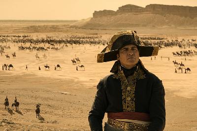 Joaquin Phoenix memerankan Napoleon Bonaparte dalam film 