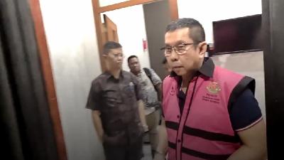 Destiawan Soewardjono memakai rompi tahanan setelah ditetapkan sebagai tersangka di Kejaksaan Agung, Jakarta, 29 April 2023. Dok. Kejaksaan Agung