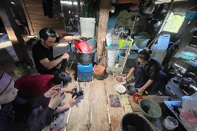 Tim Pusaka Rasa Nusantara merekam proses memasak manuk palu cukka di Kajang, BuluKumba, Sulawesi Selatan, 2023. Dok. Pusaka Rasa Nusantara