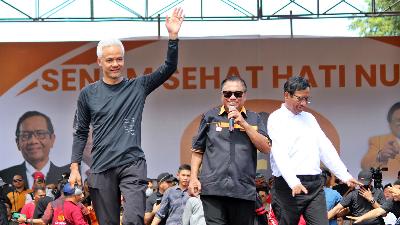 Capres dan cawapres  Ganjar Pranowo (kiri) dan Mahfud MD (kanan) menyapa masyarakat di Alun-Alun Kapuas, Pontianak, Kalimantan Barat, 26 November 2023. Antara/Jessica Wuysang