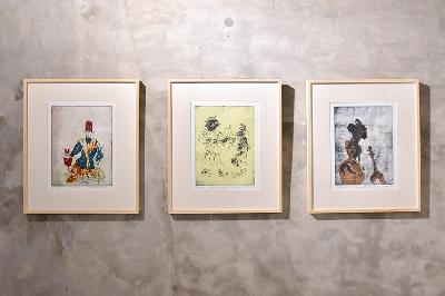 Sejumlah karya dalam pameran tunggal Goenawan Mohamad bertajuk "Santrian" di CGArt Rumah Miring, Jakarta, 30 November 2023. TEMPO/Magang/Joseph
