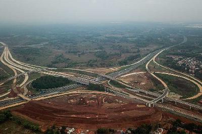 Proyek simpang susun Jalan Tol Jakarta-Cikampek II Selatan di Sadang, Kabupaten Purwakarta, Jawa Barat, 3 Desember 2023. ANTARA/Raisan Al Farisi
