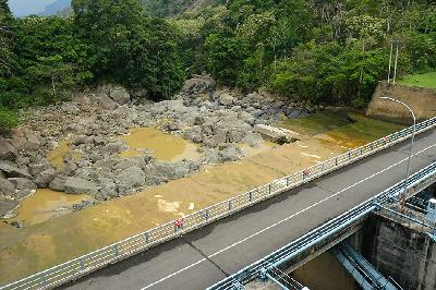 Pembuangan air di bawah Bendungan Pembangkit Listrik Tenaga Air (PLTA) Bakaru di Pinrang, Sulawesi Selatan, 30 November 2023. TEMPO/ Didit Hariyadi
