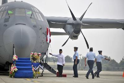 Menteri Pertahanan, Prabowo Subianto, secara simbolis melepas bendera merah putih badan pesawat Super Hercules C-130J yang diserahkan kepada TNI Angkatan Udara, di Pangkalan Udara Halim Perdanakusumah, Jakarta Timur, 6 Juli 2023. TEMPO/Imam Sukamto