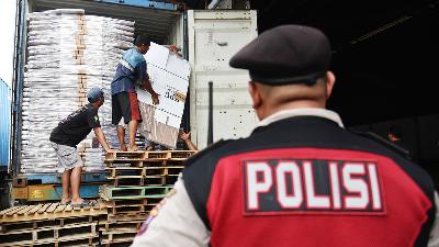 A police officer supervises the transfer of ballot boxes to the Regional General Elections Commission office in Medan, North Sumatra, November 21. 
ANTARA/Fransisco Carolio
