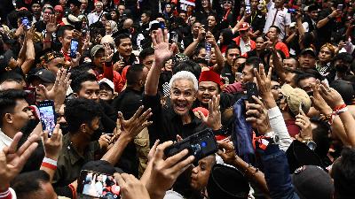 Presidential candidate Ganjar Pranowo greets supportes after speaking at the All-Java National Coordination Meeting in Jakarta, November 27. 
ANTARA/Sulthony Hasanuddin
