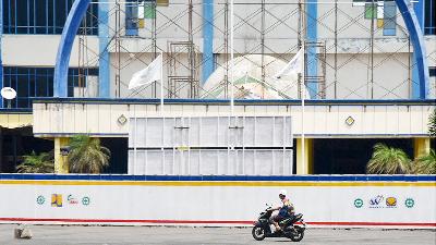 A construction worker passing through the renovated area of Kanjuruhan Stadium in Malang, East Java, on November 30. 
Tempo/Aris Novia Hidayat
