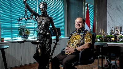 Judicial Commission (KY) Chairman Amzulian Rifai after an interview with Tempo at his office, Jakarta, November 17.
Tempo/Tony Hartawan
