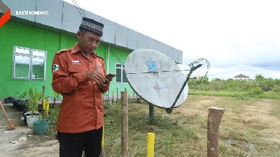 Kepala Puskesmas Sejangkung Muslimin saat menggunakan Akses Internet dari Bakti Aksi Kominfo di Kecamatan Sejangkung Kabupaten Sambas, Kalimantan Barat