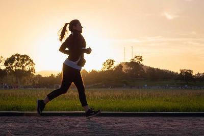 Ilustrasi seorang wanita sedang melakukan olahraga lari. UNSPLASH