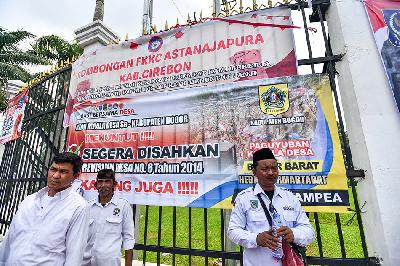 Massa dari asosiasi pemerintah desa seluruh Indonesia (APDESI) melakukan aksi menuntut pengesahan revisi UU DESA NO.6 TAHUN 2014 di depan Gedung Dewan Perwakilan Rakyat (DPR), Jakarta, 5 Desember 2023. TEMPO/Magang/Joseph