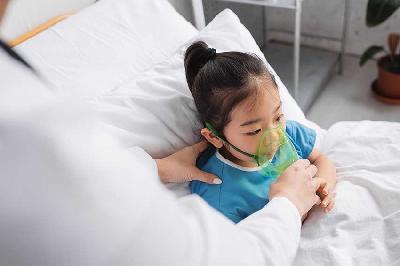 Ilustrasi seorang dokter memasangkan masker oksigen pada anak yang mengalami sesak nafas. Shutterstock