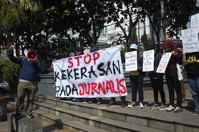 Aksi unjuk rasa jurnalis di depan Polrestabes Bandung, Jawa Barat, 31 Agustus 2023. TEMPO/Prima mulia