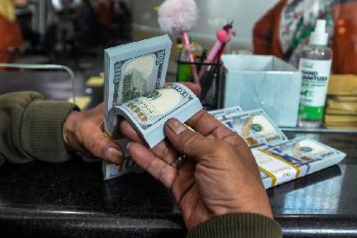Uang dolar Amerika di tempat penukaran mata uang asing VIP Money Changer, Jakarta, 20 November 2023. Tempo/Tony Hartawan