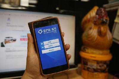 Aplikasi mobile simulator Bank Perkreditan Rakyat (BPR). TEMPO/Nita Dian