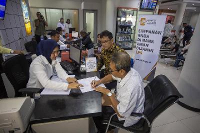 Klaim simpanan nasabah Bank Perkreditan Rakyat (BPR) Karya Remaja Indramayu di Kantor Cabang BRI Indramayu, Jawa Barat, 25 Oktober 2023. ANTARA/Dedhez Anggara