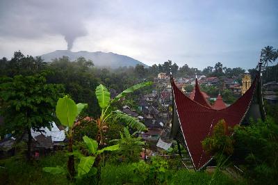 Erupsi Gunung Marapi dilihat dari Desa Pariangan di Tanah Datar, Sumatera Barat, 6 Desember 2023. ANTARA/Iggoy el Fitra/rwa.