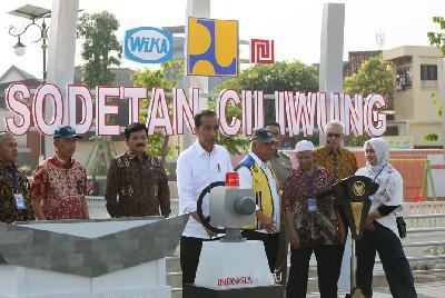 Presiden Joko Widodo meresmikan proyek pembangunan sodetan Kali Ciliwung, di Jakarta, 31 Juli 2023. TEMPO/Subekti.