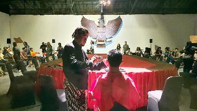 Aktor Kalanari Theatre Movement, Andika Ananda menjalani prosesi cukur rambut dalam pertunjukkan teater bertajuk "Laporan Kepada Akademik" di Pendapa Abiyasa JNM, Yogyakarta, 2 Desember 2023. Tempo/Pito Agustin Rudiana