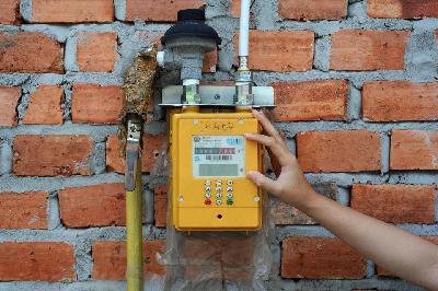 Warga memeriksa meteran gas yang terpasang melalui program "city gas" Kementerian Energi dan Sumber Daya Mineral (ESDM) di The Hok, Jambi, 19 Maret 2023. ANTARA/Wahdi Septiawan