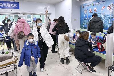 Sejumlah anak dipasangi infus di tengah wabah pneumonia di sebuah rumah sakit, Beijing, Cina, 29 November 2023. Reuters/Kyodo