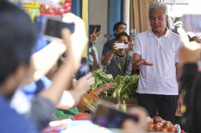 Calon presiden nomor urut 3 Ganjar Pranowo (kanan) berbincang dengan pedagang saat mengunjungi Pasar Baru, Klandasan Ilir, Balikpapan, Kalimantan Timur, 5 Desember 2023. ANTARA/M Risyal Hidayat