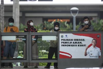 Warga menggunakan masker saat berada di halte Transjakarta di Jakarta, 8 Desember 2023. ANTARA/Hafidz Mubarak A