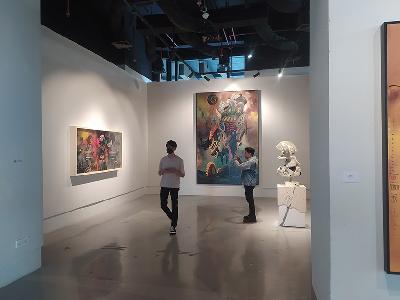 Sejumlah pengunjung menikmati karya-karya Oky Rey Montha dalam pameran tunggal bertajuk Pilgrimage di Spac8, Ashta District 8, Jakarta Selatan, 6 Desember 2023. TEMPO/Indra Wijaya
