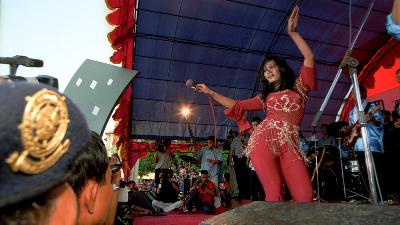 Inul Daratista menyanyi dalam acara hari ulang tahun Jakarta ke-476 di Lapangan Pembangunan Masyarakat Desa di Kalibata, Jakarta, Juni 2003. Dok.Tempo/Santirta M