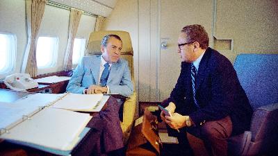 Presiden A.S. ke 37 Richard Nixon, dan Henry Kissinger (kanan) berbincang selama perjalanan mereka ke Cina, Februari 1972. Reuters/ Richard Nixon Presidential Library