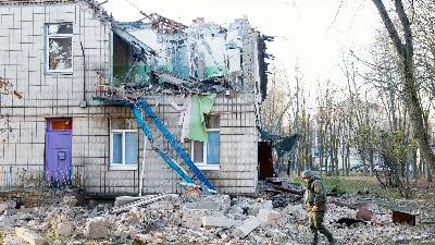Polisi memeriksa kompleks taman kanak-kanak yang rusak akibat serangan drone Rusia, di Kyiv, Ukraina 25 November 2023. Reuters/Valentyn Ogirenko