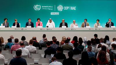 Menteri Perindustrian dan Teknologi Maju Uni Emirat Arab dan Presiden COP28 Sultan Ahmed Al Jaber (kelima kiri)  menghadiri konferensi pers pada Konferensi Perubahan Iklim PBB (COP28) di Dubai, Uni Emirat Arab, 8 Desember 2023/Reuters/Thomas Mukoya