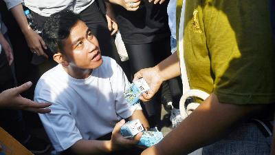 Cawapres  Gibran Rakabuming Raka membagikan susu kemasan ke warga di area hari bebas kendaraan bermotor (HBKB) Jalan MH Thamrin, Jakarta, 3 Desember 2023. Antara/Aditya Pradana Putra