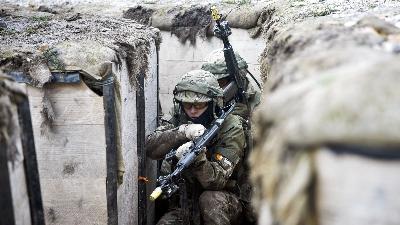 Tentara utara Ukraina berlatih bertempur di parit dalam program Interflex yang diselenggarakan oleh koalisi 11 negara, di Inggris Selatan, 1 Desember 2023. Dok Kementerian Pertahanan Inggris