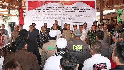 The Traditional Minahasa Community Organization and the Muslim Religious Organization in the City of Bitung hold a peace declaration at Riverside Resto n Cafe, Girian, Bitung, North Sulawesi, November 28. 
National Police Public Relations
