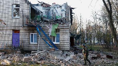 A police officer inspects the compound of a kindergarten damaged during Russian drone strikes, amid Russia’s attack on Ukraine, in Kyiv, Ukraine, November 25. 
REUTERS/Valentyn Ogirenko
