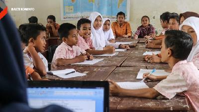 Siswa SDS Delima Makmur, Kecamatan Danau Paris, Aceh Singkil, sedang mengikuti pelajaran di kelas, Kamis, 7 Desember 2023. Tidak ada akses internet di sekolah ini. Proses belajar dilakukan dengan tatap muka.