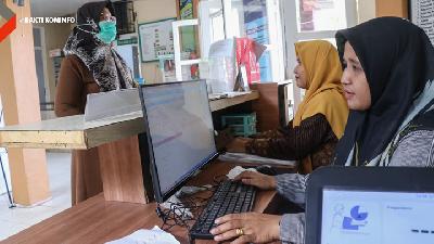 Pendaftaran berobat pasien di Puskesmas Singkil Utara, Aceh, menggunakan akses internet untuk menghubungkan data pasien dengan data medik.