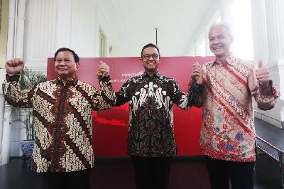 Bakal calon presiden Prabowo Subianto (kiri), Anies Baswedan dan Ganjar Pranowo di Kompleks Istana Kepresidenan, Jakarta, 30 Oktober 2023. TEMPO/ Subekti

