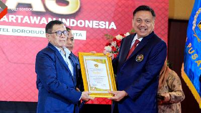 Persatuan Wartawan Indonesia memberikan penghargaan Pena Emas kepada Gubernur Sulawesi Utara, Olly Dondokambey, atas kepeduliannya kepada media. Tak pernah mengintervensi berita. 