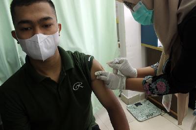 Petugas kesehatan menyuntikkan vaksin Covid-19 penguat kedua kepada warga di Puskesmas Kebayoran Baru, Jakarta, 8 Desember 2023. ANTARA/Putu Indah Savitri