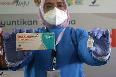 Petugas menunjukan vaksin Covid-19 di Bio Farma, Bandung, Jawa Barat, 13 Oktober 2022. TEMPO/Prima Mulia
