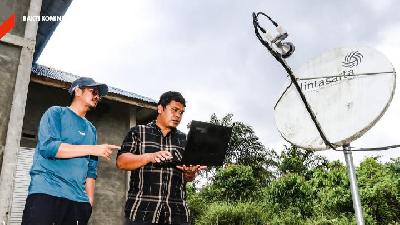 Sekretaris Desa, Suherlin dan warga Gosong Telaga Selatan, Aceh Singkil, saat mencoba jaringan internet dari BAKTI Aksi. (TEMPO/Lourentius EP).